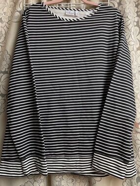 Kim Rogers Black and White Pullover 2X. NWT